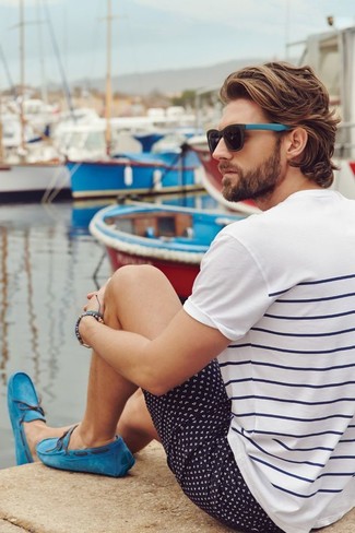 Quale pantaloncini indossare con scarpe da barca azzurre in modo casual: Opta per una t-shirt girocollo a righe orizzontali bianca e blu scuro e pantaloncini per una sensazione di semplicità e spensieratezza. Scegli un paio di scarpe da barca azzurre come calzature per un tocco virile.