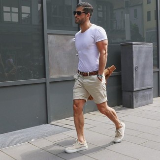 Look alla moda per uomo: T-shirt girocollo bianca, Pantaloncini beige, Scarpe da ginnastica di tela beige, Cintura in pelle marrone scuro