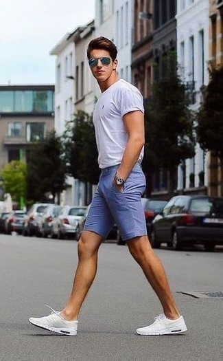 Moda uomo anni 20 quando fa molto caldo in modo rilassato: Combina una t-shirt girocollo bianca con pantaloncini azzurri per un look raffinato per il tempo libero. Indossa un paio di scarpe sportive bianche per avere un aspetto più rilassato.