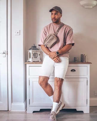 Come indossare e abbinare un marsupio: Coniuga una t-shirt girocollo rosa con un marsupio per un look perfetto per il weekend. Scegli uno stile classico per le calzature e prova con un paio di scarpe sportive marroni.