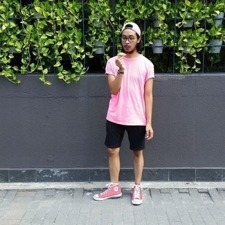 Come indossare e abbinare una t-shirt fucsia per un uomo di 17 anni quando fa molto caldo: Metti una t-shirt fucsia e pantaloncini neri per un look semplice, da indossare ogni giorno. Prova con un paio di sneakers alte di tela rosa per mettere in mostra il tuo gusto per le scarpe di alta moda.