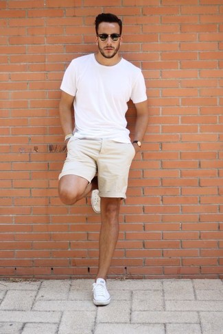 Look alla moda per uomo: T-shirt girocollo bianca, Pantaloncini beige, Sneakers basse di tela bianche, Occhiali da sole neri
