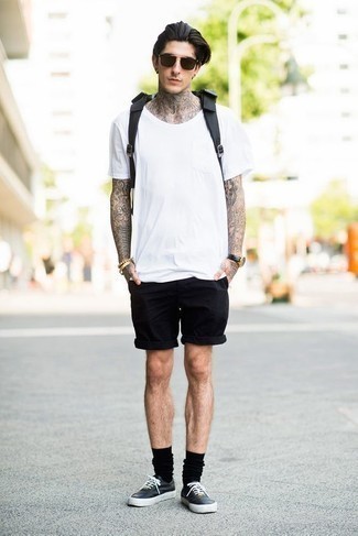 Look alla moda per uomo: T-shirt girocollo bianca, Pantaloncini neri, Sneakers basse in pelle nere e bianche, Zaino di tela nero