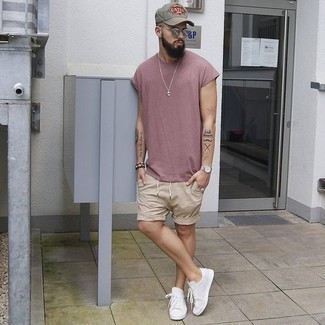 Look alla moda per uomo: T-shirt girocollo rosa, Pantaloncini beige, Sneakers basse di tela bianche, Berretto da baseball stampato grigio