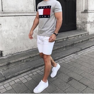 Come indossare e abbinare una t-shirt girocollo grigia per un uomo di 20 anni: Combina una t-shirt girocollo grigia con pantaloncini bianchi per una sensazione di semplicità e spensieratezza. Sneakers basse di tela bianche sono una buona scelta per completare il look.