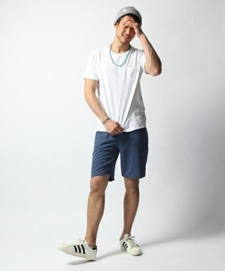 Look alla moda per uomo: T-shirt girocollo bianca, Pantaloncini blu scuro, Sneakers basse in pelle bianche e nere, Berretto grigia