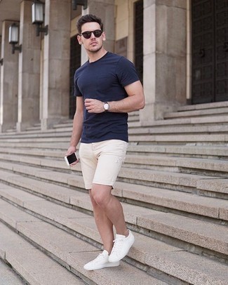 Come indossare e abbinare pantaloncini di jeans per un uomo di 20 anni in modo casual: Potresti indossare una t-shirt girocollo blu scuro e pantaloncini di jeans per vestirti casual. Sneakers basse di tela bianche sono una eccellente scelta per completare il look.