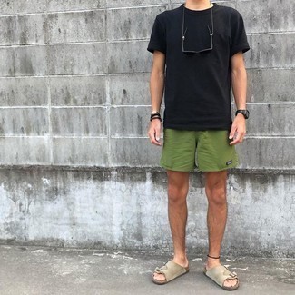 Trend da uomo 2021: Prova a combinare una t-shirt girocollo nera con pantaloncini sportivi verde oliva per un outfit rilassato ma alla moda. Per distinguerti dagli altri, scegli un paio di sandali in pelle scamosciata beige.