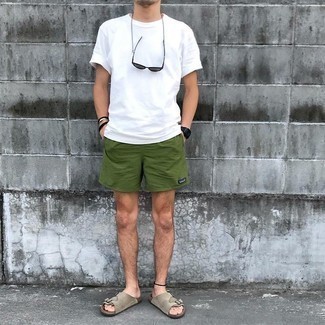 Trend da uomo 2021: Una t-shirt girocollo bianca e pantaloncini sportivi verde oliva trasmettono una sensazione di semplicità e spensieratezza. Mettiti un paio di sandali in pelle scamosciata grigi per un tocco più rilassato.