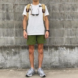 Trend da uomo 2021: Una t-shirt girocollo bianca e pantaloncini sportivi verde oliva sono una combinazione perfetta da usare nel weekend. Scarpe sportive grigie sono una gradevolissima scelta per completare il look.