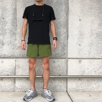 Trend da uomo 2021: Scegli una t-shirt girocollo nera e pantaloncini sportivi verde oliva per un look perfetto per il weekend. Scarpe sportive grigie sono una eccellente scelta per completare il look.