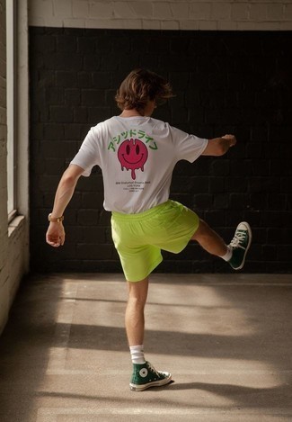 Look alla moda per uomo: T-shirt girocollo stampata bianca, Pantaloncini sportivi lime, Sneakers alte di tela verde scuro, Orologio in pelle marrone chiaro