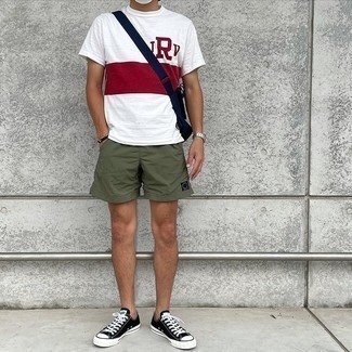 Look alla moda per uomo: T-shirt girocollo stampata bianca e rossa, Pantaloncini sportivi verde oliva, Sneakers basse di tela nere e bianche, Borsa a tracolla di tela blu scuro
