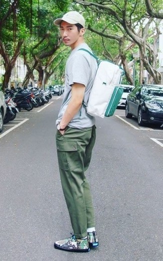 Look alla moda per uomo: T-shirt girocollo azzurra, Pantaloni cargo verde oliva, Sneakers alte in pelle mimetiche verde oliva, Zaino di tela bianco