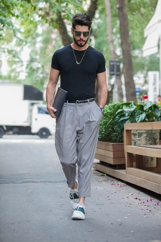 Look alla moda per uomo: T-shirt girocollo nera, Pantaloni eleganti grigi, Sneakers basse in pelle bianche, Cintura in pelle nera