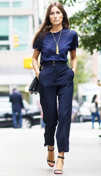 Come indossare e abbinare un orologio dorato per una donna di 30 anni: Coniuga una t-shirt girocollo blu scuro con un orologio dorato per un look facile da indossare. Sandali con tacco in pelle neri sono una valida scelta per completare il look.