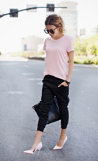 Come indossare e abbinare un orologio nero e bianco: Punta su una t-shirt girocollo rosa e un orologio nero e bianco per un outfit rilassato ma alla moda. Décolleté in pelle rosa sono una gradevolissima scelta per completare il look.
