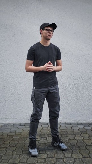 Quale pantaloni sportivi indossare con scarpe sportive grigie quando fa molto caldo: Coniuga una t-shirt girocollo nera con pantaloni sportivi per una sensazione di semplicità e spensieratezza. Scarpe sportive grigie sono una splendida scelta per completare il look.