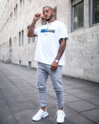 Look alla moda per uomo: T-shirt girocollo stampata bianca e blu scuro, Pantaloni sportivi grigi, Scarpe sportive bianche, Occhiali da sole rosa