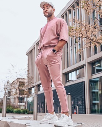 Come indossare e abbinare pantaloni sportivi con scarpe sportive per un uomo di 30 anni: Per un outfit della massima comodità, prova ad abbinare una t-shirt girocollo rosa con pantaloni sportivi. Scarpe sportive sono una eccellente scelta per completare il look.
