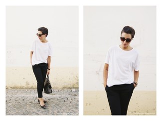 Look alla moda per donna: T-shirt girocollo bianca, Pinocchietti neri, Ballerine in pelle con borchie nere, Cartella in pelle con stampa serpente nera