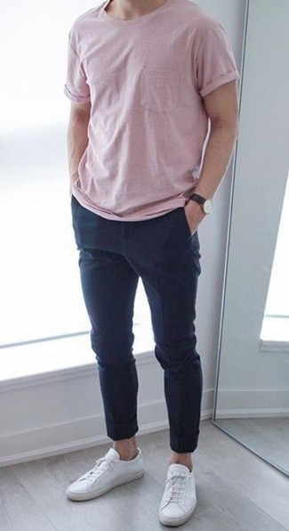 Come indossare e abbinare una t-shirt girocollo rosa con chino blu scuro: Combina una t-shirt girocollo rosa con chino blu scuro per un look semplice, da indossare ogni giorno. Sneakers basse in pelle bianche sono una buona scelta per completare il look.