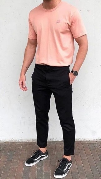 Quale sneakers basse indossare con chino neri quando fa molto caldo: Potresti combinare una t-shirt girocollo rosa con chino neri per un look raffinato per il tempo libero. Sneakers basse sono una valida scelta per completare il look.