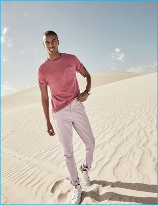 Come indossare e abbinare sneakers basse bianche: Indossa una t-shirt girocollo rosa e chino rosa per un pranzo domenicale con gli amici. Perfeziona questo look con un paio di sneakers basse bianche.