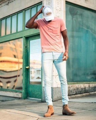 Come indossare e abbinare stivali in pelle scamosciata per un uomo di 20 anni: Coniuga una t-shirt girocollo rosa con jeans aderenti azzurri per un look perfetto per il weekend. Scegli un paio di stivali in pelle scamosciata come calzature per un tocco virile.