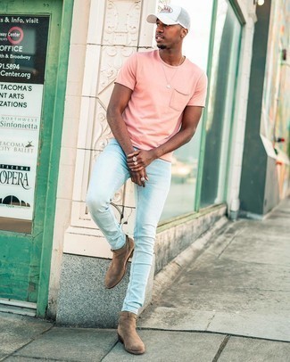 Come indossare e abbinare una t-shirt girocollo rosa con jeans aderenti azzurri per un uomo di 20 anni quando fa caldo: Potresti abbinare una t-shirt girocollo rosa con jeans aderenti azzurri per una sensazione di semplicità e spensieratezza. Opta per un paio di stivali chelsea in pelle scamosciata marroni per un tocco virile.