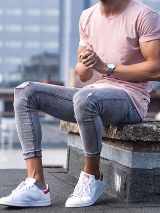 Come indossare e abbinare una t-shirt girocollo rosa con jeans aderenti strappati grigi: Metti una t-shirt girocollo rosa e jeans aderenti strappati grigi per un look perfetto per il weekend. Indossa un paio di sneakers basse in pelle bianche per mettere in mostra il tuo gusto per le scarpe di alta moda.