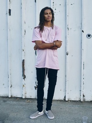 Quale sneakers senza lacci indossare con jeans neri: Vestiti con una t-shirt girocollo rosa e jeans neri per un'atmosfera casual-cool. Mettiti un paio di sneakers senza lacci per dare un tocco classico al completo.