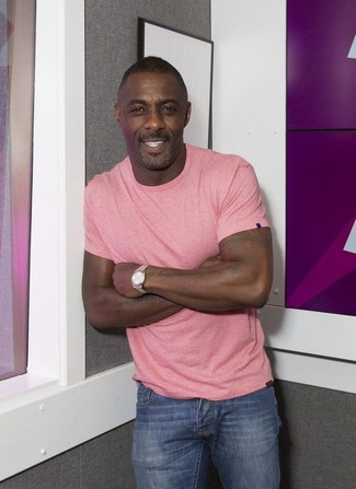 Look di Idris Elba: T-shirt girocollo rosa, Jeans blu, Orologio argento