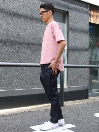 Look alla moda per uomo: T-shirt girocollo rosa, Jeans blu scuro, Sneakers basse di tela bianche, Occhiali da sole trasparenti