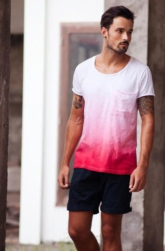 Come indossare e abbinare una t-shirt girocollo rosa per un uomo di 30 anni in estate 2024 in modo casual: Prova a combinare una t-shirt girocollo rosa con pantaloncini blu scuro per un look trendy e alla mano. Una fantastica idea per un look estivo!