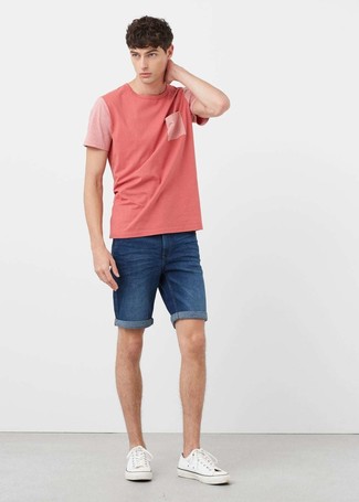 Come indossare e abbinare una t-shirt girocollo rosa per un uomo di 20 anni: Per un outfit quotidiano pieno di carattere e personalità, indossa una t-shirt girocollo rosa con pantaloncini di jeans blu. Perfeziona questo look con un paio di sneakers basse di tela bianche.