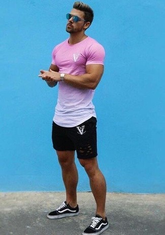 Come indossare e abbinare pantaloncini strappati in modo rilassato: Prova ad abbinare una t-shirt girocollo rosa con pantaloncini strappati per un outfit rilassato ma alla moda. Prova con un paio di sneakers basse di tela nere e bianche per un tocco virile.