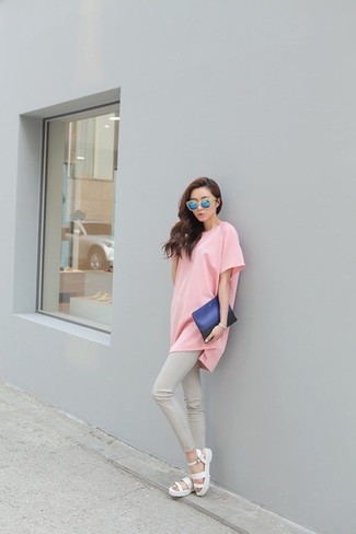 Come indossare e abbinare una pochette blu: Abbina una t-shirt girocollo rosa con una pochette blu per un'atmosfera casual-cool. Sandali gladiatore bianchi sono una interessante scelta per completare il look.
