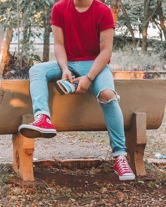 Come indossare e abbinare una t-shirt girocollo rossa per un uomo di 17 anni in modo rilassato: Per un outfit della massima comodità, indossa una t-shirt girocollo rossa con jeans strappati azzurri. Sneakers alte di tela rosse sono una valida scelta per completare il look.