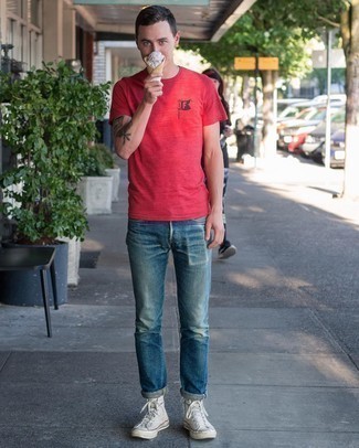Quale jeans indossare con una t-shirt girocollo rossa e bianca per un uomo di 20 anni in modo rilassato: Se desideri un look adatto per una gionata di relax, non cercare oltre: scegli questa combinazione di una t-shirt girocollo rossa e bianca e jeans. Se non vuoi essere troppo formale, scegli un paio di sneakers alte di tela bianche come calzature.