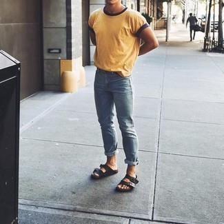 Quale jeans indossare con una t-shirt girocollo gialla per un uomo di 30 anni quando fa molto caldo in modo rilassato: Indossa una t-shirt girocollo gialla e jeans per vestirti casual. Per distinguerti dagli altri, prova con un paio di sandali in pelle neri.