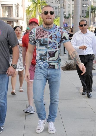 Look di Conor McGregor: T-shirt girocollo stampata azzurra, Jeans azzurri, Sneakers basse beige
