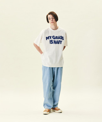 Look alla moda per uomo: T-shirt girocollo stampata bianca e blu scuro, Jeans azzurri, Sneakers basse di tela arancioni