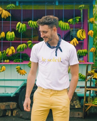 Come indossare e abbinare una t-shirt lime per un uomo di 30 anni in modo casual: Coniuga una t-shirt lime con chino gialli per un look trendy e alla mano.