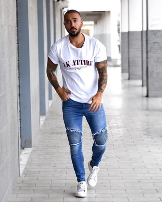 Look alla moda per uomo: T-shirt girocollo stampata bianca, Jeans aderenti blu, Sneakers basse in pelle bianche