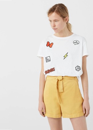 Come indossare e abbinare una t-shirt stampata bianca quando fa molto caldo in modo casual: Prova ad abbinare una t-shirt stampata bianca con pantaloncini gialli per un outfit che si fa notare.