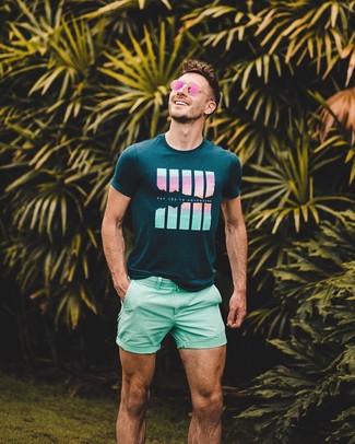 Look alla moda per uomo: T-shirt girocollo stampata foglia di tè, Pantaloncini verde menta, Occhiali da sole rosa