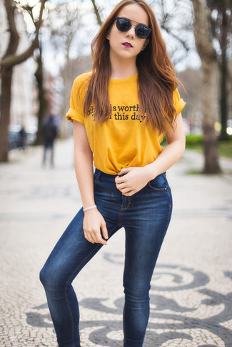 Come indossare e abbinare una t-shirt dorata: Per un outfit quotidiano pieno di carattere e personalità, potresti indossare una t-shirt dorata e jeans aderenti blu scuro.