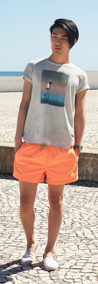 Look alla moda per uomo: T-shirt girocollo stampata grigia, Pantaloncini arancioni, Espadrillas di tela a righe orizzontali grigie