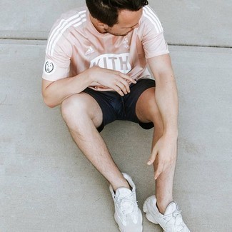 Quale pantaloncini indossare con scarpe sportive bianche e blu scuro: Abbina una t-shirt girocollo stampata rosa con pantaloncini per un look perfetto per il weekend. Se non vuoi essere troppo formale, mettiti un paio di scarpe sportive bianche e blu scuro.